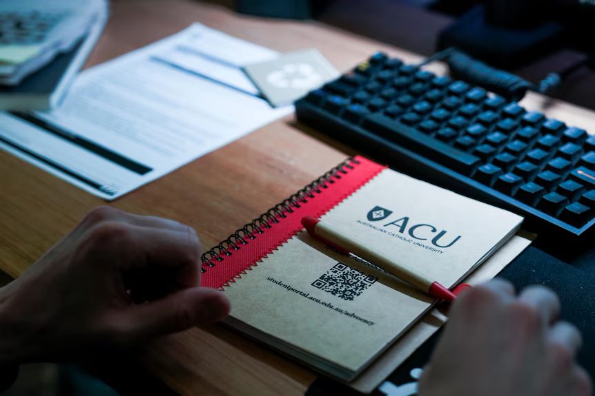 澳大利亚大学AI检测风波:数千学生被误判学术不端 澳大利亚大学AI检测风波:数千学生被误判学术不端