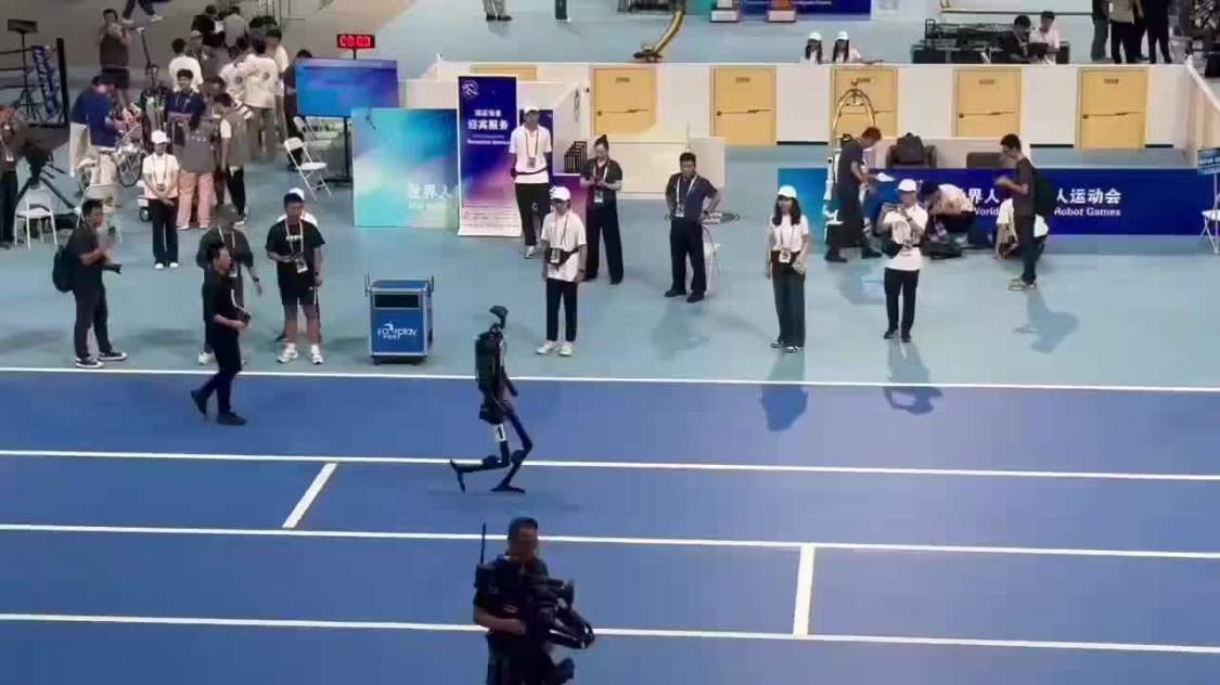 2025 世界人形机器人运动会:宇树拿下 1500 米田径决赛第 1 组第一名 2025 世界人形机器人运动会:宇树拿下 1500 米田径决赛第 1 组第一名