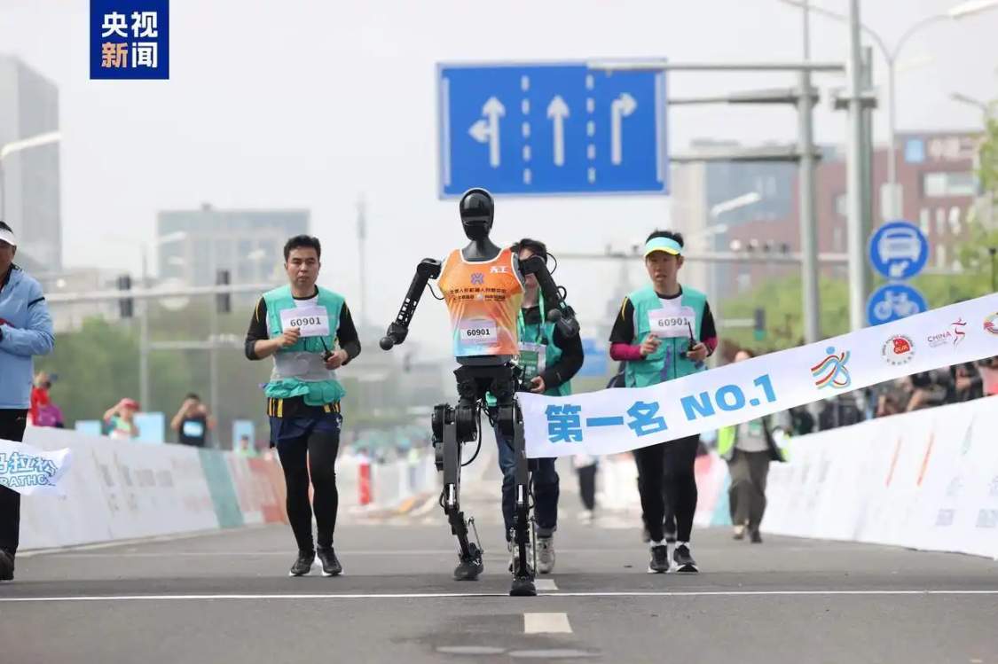 2026人形机器人半程马拉松开启自主能力新检验