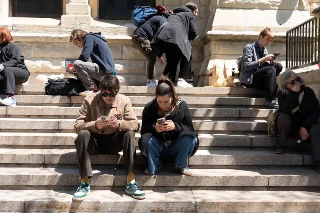 美国年轻人担忧AI就业威胁，信任度攀升