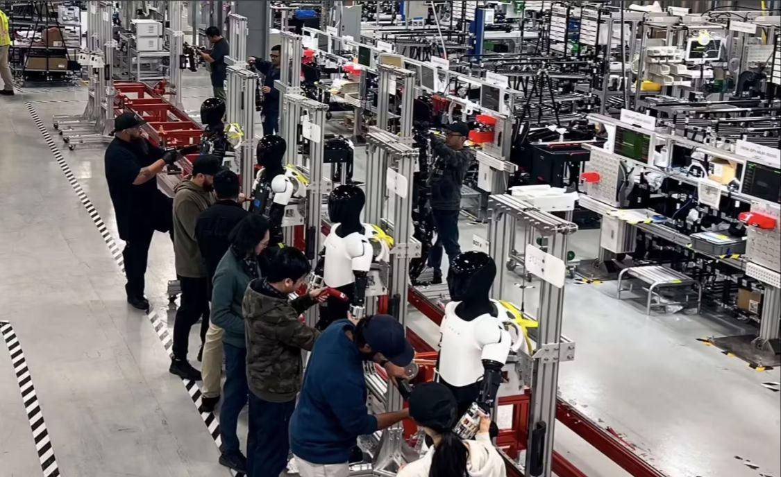 特斯拉 Optimus 人形机器人试生产线亮相，马斯克称年底数千台将入驻工厂