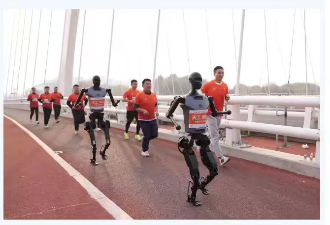 “天工”人形机器人亮相北京亦庄半马赛事，支持纯电驱拟人奔跑