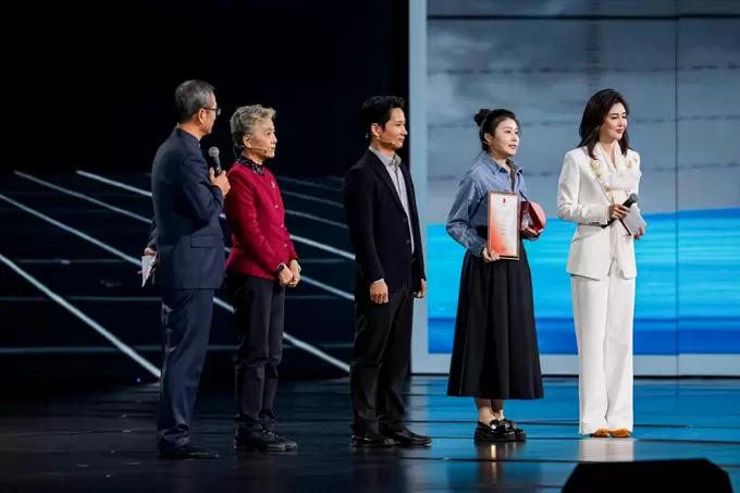 斩获国际设计大赛最高荣誉!鸿合科技以AI+3D核心技术引领教学变革 斩获国际设计大赛最高荣誉!鸿合科技以AI+3D核心技术引领教学变革