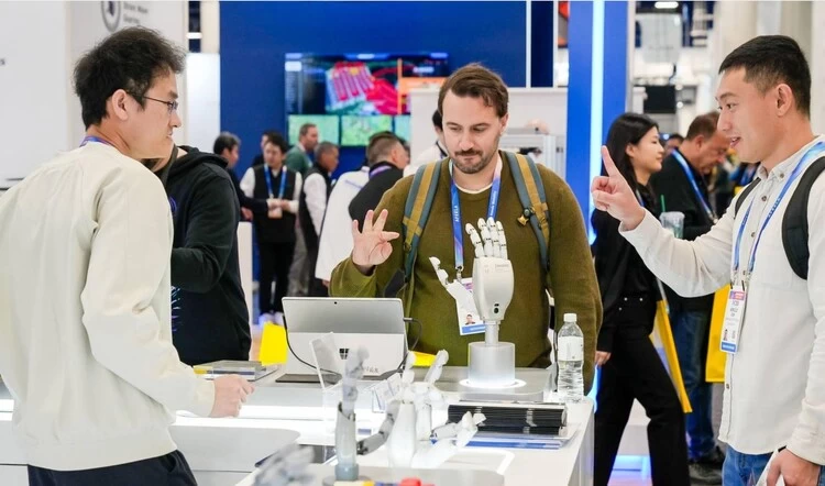 CES 2026 机器人板块聚焦具身智能,国产灵巧手 ZWHAND 技术突破成焦点 CES 2026 机器人板块聚焦具身智能,国产灵巧手 ZWHAND 技术突破成焦点