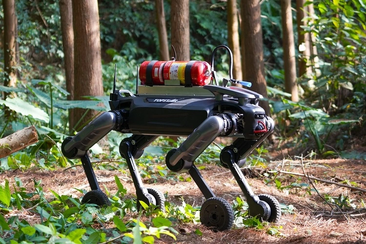 拓斯达四足机器狗“星仔”发布，释放场景拓展信号