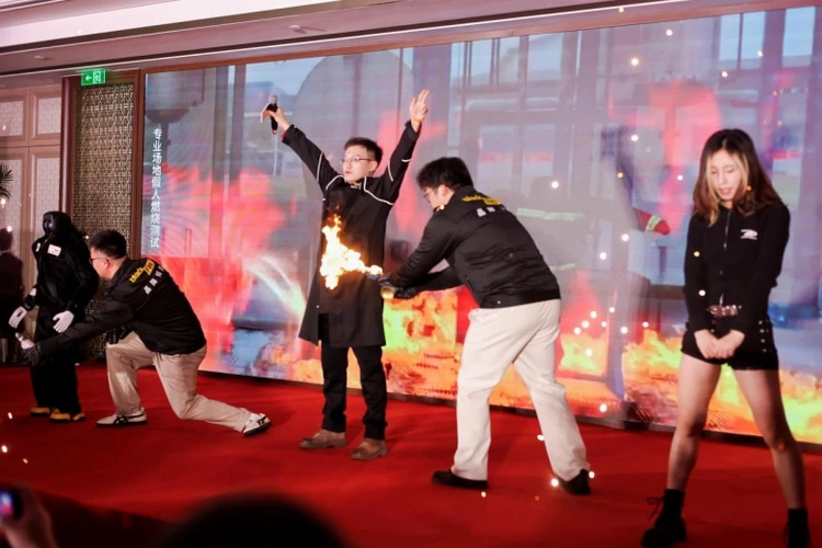 这次我们火了！晶臻科技创始人与机器人年会现场被1600度火焰灼烧