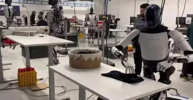 人形机器人量产进展：特斯拉Optimus迭代与行业竞争格局