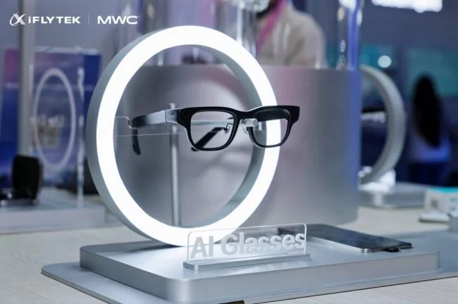 全球首秀!讯飞AI眼镜亮相MWC,多模态同传大模型与极致轻量化设计 引领智能穿戴新风向 全球首秀!讯飞AI眼镜亮相MWC,多模态同传大模型与极致轻量化设计 引领智能穿戴新风向