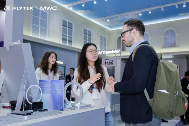 全球首秀!讯飞AI眼镜亮相MWC,多模态同传大模型与极致轻量化设计 引领智能穿戴新风向 全球首秀!讯飞AI眼镜亮相MWC,多模态同传大模型与极致轻量化设计 引领智能穿戴新风向