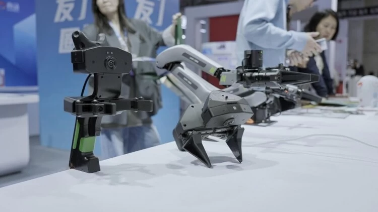 鹿明机器人发布FastUMI数据采集全家桶，具身智能进入数据时代