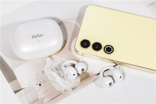 轻量化耳夹式无线耳机体验,50小时续航配AI功能 轻量化耳夹式无线耳机体验,50小时续航配AI功能