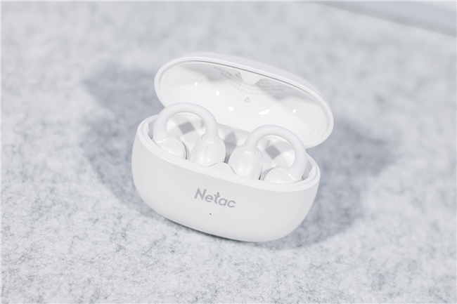 轻量化耳夹式无线耳机体验,50小时续航配AI功能 轻量化耳夹式无线耳机体验,50小时续航配AI功能