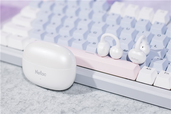 轻量化耳夹式无线耳机体验,50小时续航配AI功能 轻量化耳夹式无线耳机体验,50小时续航配AI功能