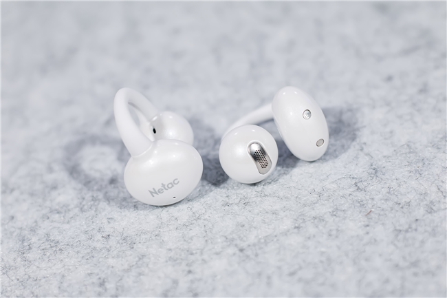 轻量化耳夹式无线耳机体验,50小时续航配AI功能 轻量化耳夹式无线耳机体验,50小时续航配AI功能