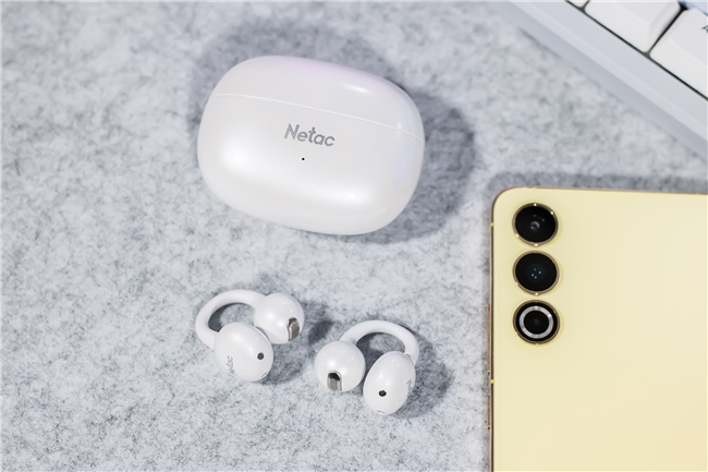 轻量化耳夹式无线耳机体验,50小时续航配AI功能 轻量化耳夹式无线耳机体验,50小时续航配AI功能