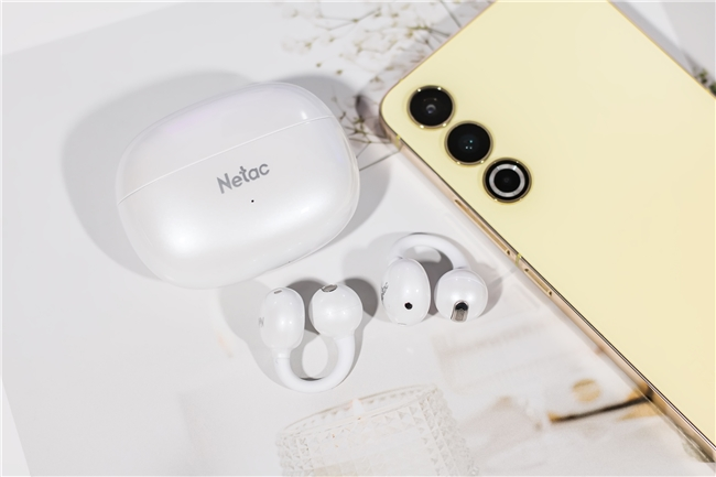 轻量化耳夹式无线耳机体验,50小时续航配AI功能 轻量化耳夹式无线耳机体验,50小时续航配AI功能