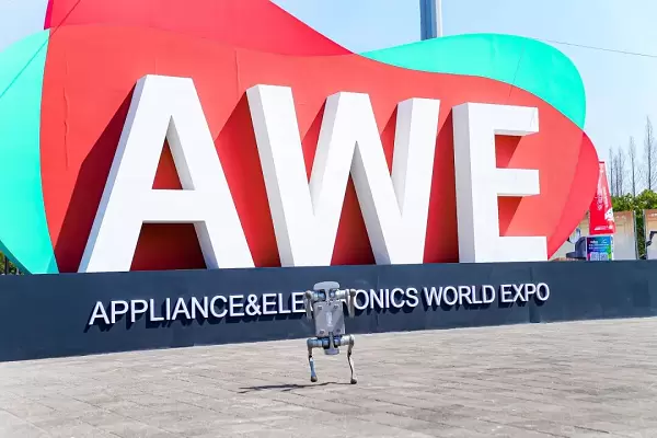 智身科技亮相AWE：自研四足机器人“钢镚L1”斩获艾普兰创新奖