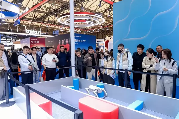 智身科技亮相AWE：自研四足机器人“钢镚L1”斩获艾普兰创新奖