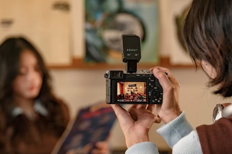 唯卓仕Vintage Z2折叠闪光灯评测：小巧机身重塑便携补光体验