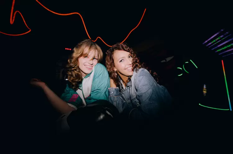 唯卓仕Vintage Z2折叠闪光灯评测：小巧机身重塑便携补光体验