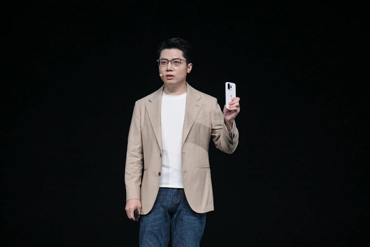 地表最强小屏旗舰！「小屏大魔王」一加 15T售价 4299 元起