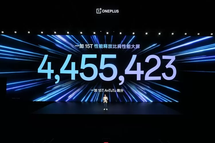 地表最强小屏旗舰！「小屏大魔王」一加 15T售价 4299 元起