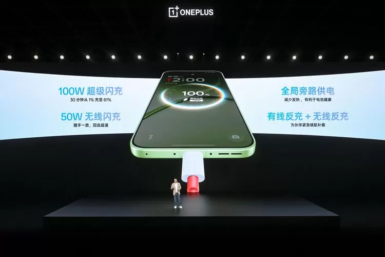 地表最强小屏旗舰！「小屏大魔王」一加 15T售价 4299 元起