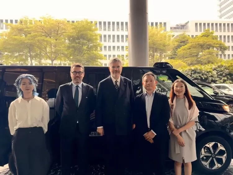 意大利驻华大使打卡文远知行Robotaxi，点赞中国领先自动驾驶科技