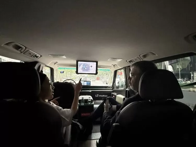 意大利驻华大使打卡文远知行Robotaxi，点赞中国领先自动驾驶科技