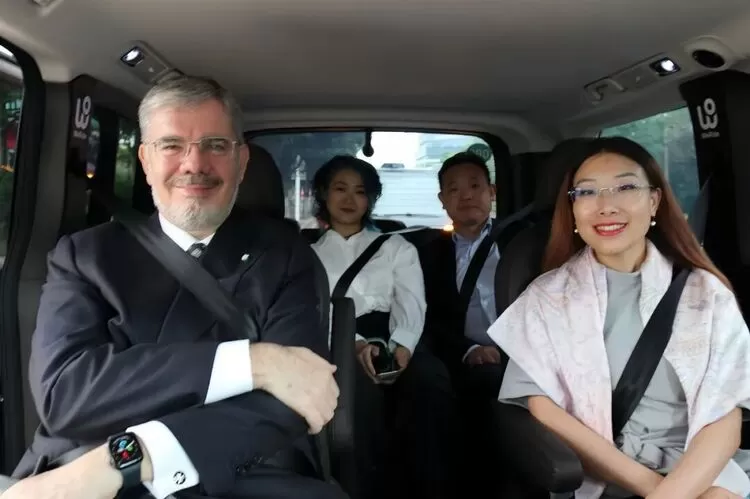 意大利驻华大使打卡文远知行Robotaxi，点赞中国领先自动驾驶科技