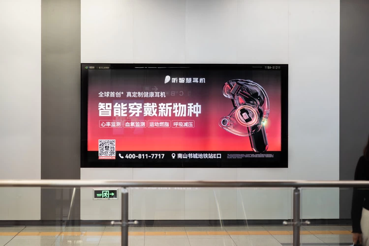 智能穿戴新物种风靡鹏城，深圳智造引领AI时代新生活