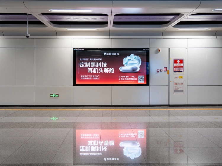 智能穿戴新物种风靡鹏城，深圳智造引领AI时代新生活