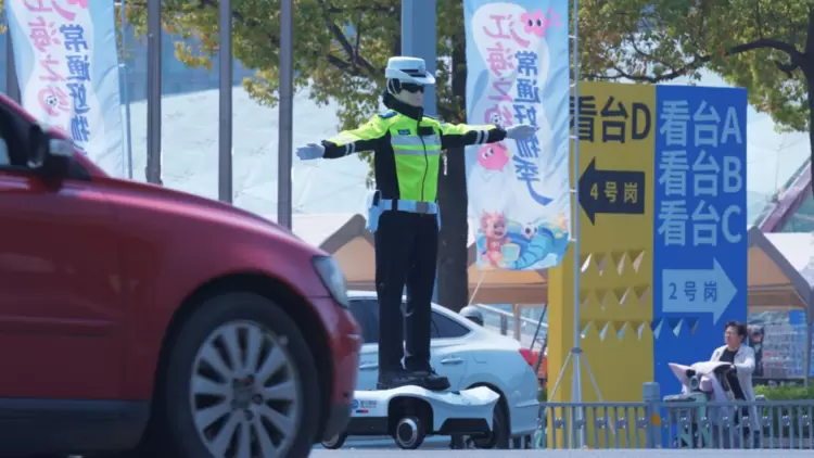 苏超开赛！墨甲交警机器人上岗常州，护航揭幕战