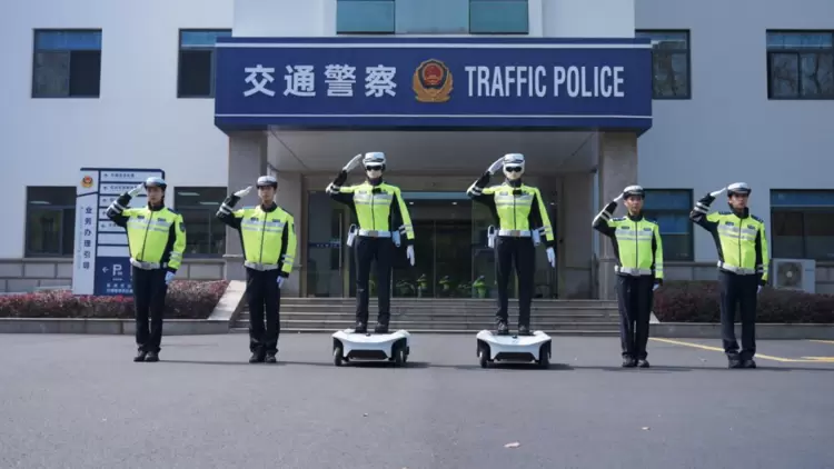 苏超开赛！墨甲交警机器人上岗常州，护航揭幕战